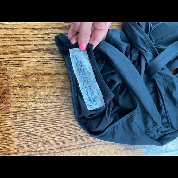 Lace Front Black One Piece La Blanca Low Cut - Picture 9 of 10